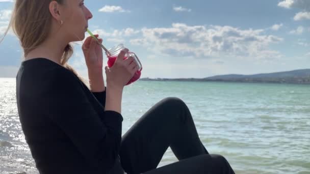 Femme heureuse buvant smoothie aux baies vue rapprochée, ralenti — Video
