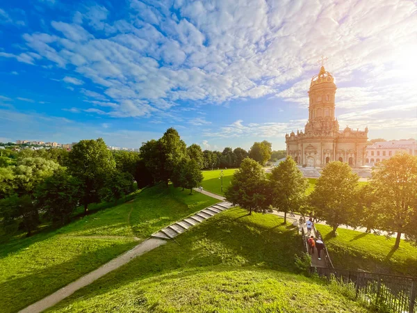 Panorama met oude kathedraal, Dubrovitsy, regio Moskou, Rusland Rechtenvrije Stockafbeeldingen