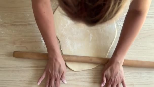 Kobieta przygotowuje ciasto na pizzę domowej roboty — Wideo stockowe