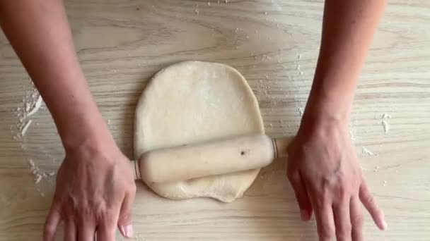 Женщина готовит тесто для домашнего хлеба — стоковое видео