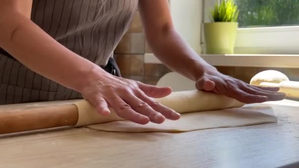 Vrouw bereidt deeg voor zelfgemaakte pizza — Stockvideo