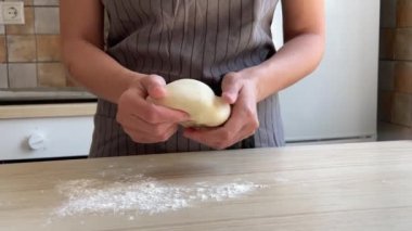 Kadın ev yapımı ekmek için hamur hazırlıyor