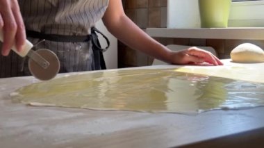 Kadın mutfakta ev yapımı kruvasan hazırlıyor.
