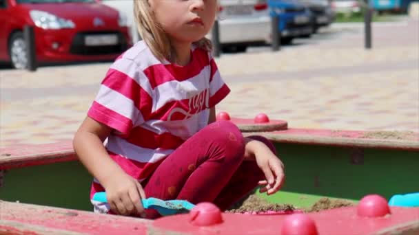 Gadis kecil bermain di bak pasir di halaman — Stok Video