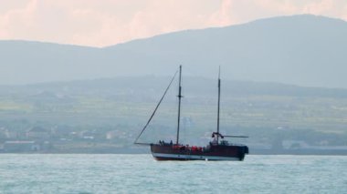 Denizde insanlar olan büyük bir yelkenli.