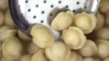 Kaynar suda geleneksel İtalyan mantısı, yakın çekim.