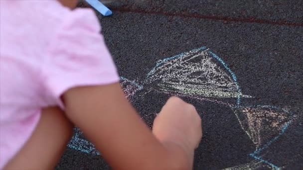 Gadis kecil menggambar gambar dengan krayon outdoor — Stok Video