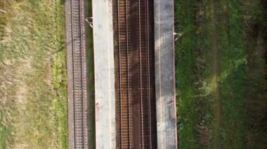 Güneşli sonbahar gününde boş demiryolu