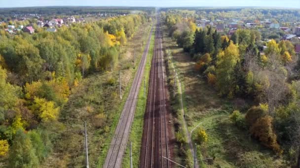 Üres vasút a napsütéses őszi napon — Stock videók