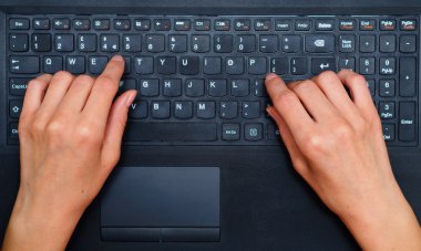 metin üstünde a laptop klavye yazarak eller