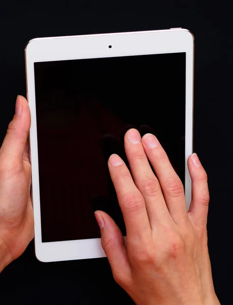 Mãos segurando e tocando um tablet pc — Fotografia de Stock