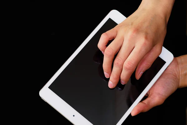 Manos sosteniendo y tocando una tableta pc — Foto de Stock