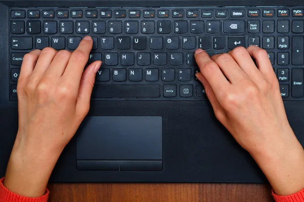 Mani digitando il testo su una tastiera del computer portatile — Foto Stock