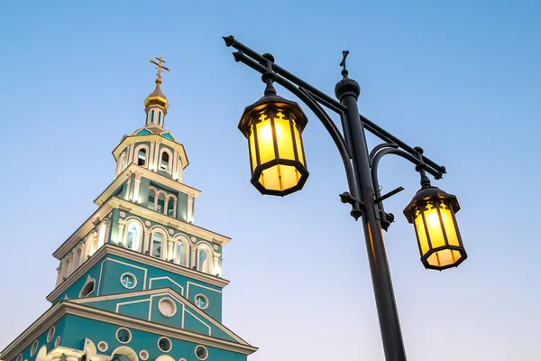 Колокольня православной церкви и фонарь. Ташкент — стоковое фото