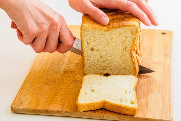 Cięcia chleba nożem — Zdjęcie stockowe