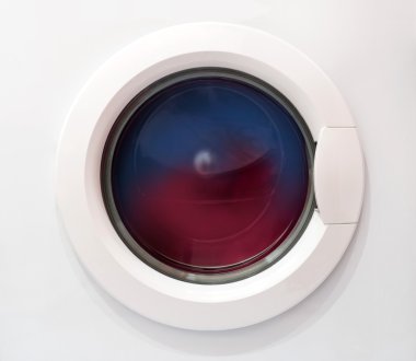 Çamaşır makinesi kapı giysileri ile yakın çekim