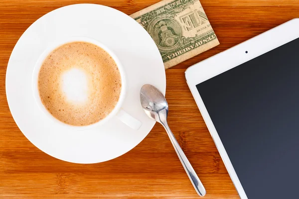 Tazza di caffè con tablet — Foto Stock