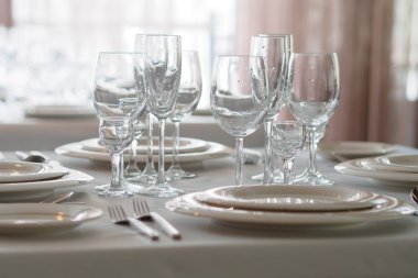 Bardaklar ve tabaklar restoranda masada..