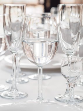 Bardaklar ve tabaklar restoranda masada..