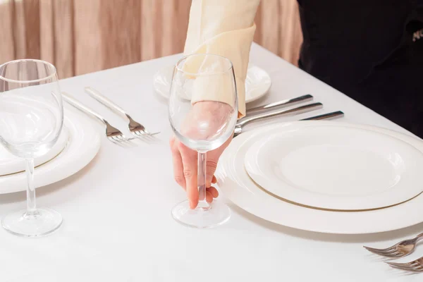 Glazen en borden op tafel in restaurant. — Stockfoto