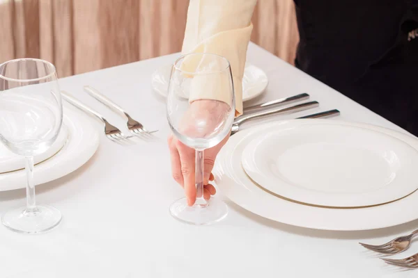 Óculos e pratos na mesa no restaurante . — Fotografia de Stock