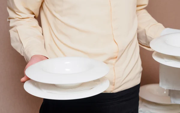Man holding empty plate — Stock Photo, Image