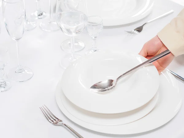 Glazen en borden op tafel in restaurant. — Stockfoto