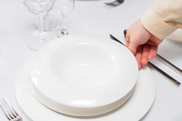 Glazen en borden op tafel in restaurant. — Stockfoto