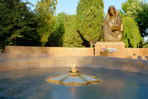 Monumento della Madre Addolorata e fiamma eterna a Tashkent — Foto Stock