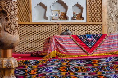 çaydanlık masanın üstünde.