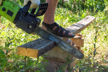 Marangoz ahşap kiriş aracıyla testere ile kesme