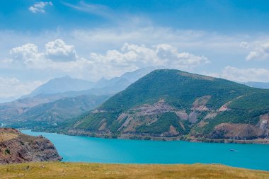 Özbekistan'ın dağlarda şaşırtıcı mavi nehir