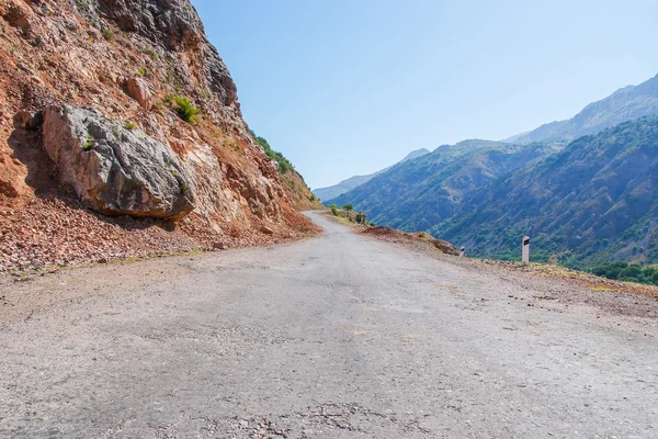 ウズベキスタンの山の範囲で道路 — ストック写真