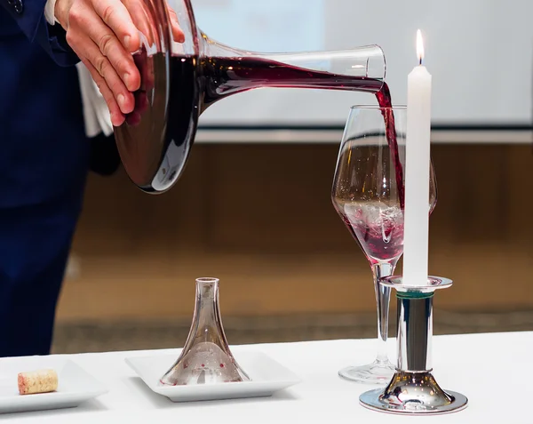 Sommelier derramando vinho para vidro — Fotografia de Stock