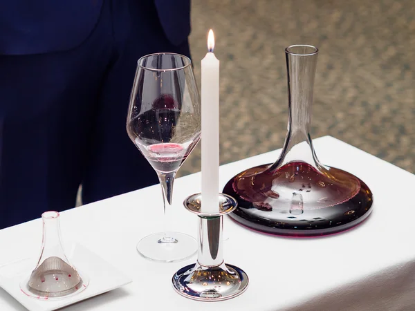 Decanter, bicchiere di vino, candela per degustazione di vini — Foto Stock