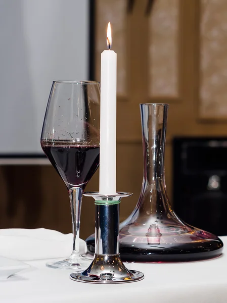 Decanter, bicchiere di vino, candela per degustazione di vini — Foto Stock