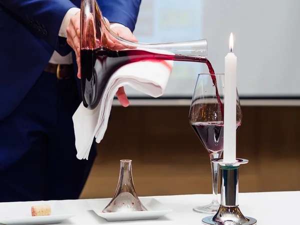 Sommelier derramando vinho para vidro — Fotografia de Stock