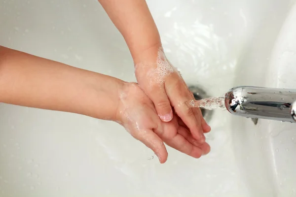 Kleiner Junge beim Händewaschen. Hände reinigen — Stockfoto