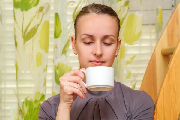 Beautiful girl drinking tea or coffee — Stock Photo, Image