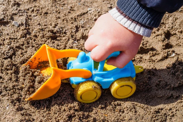 Kid playing in sandbox — Stock Photo, Image