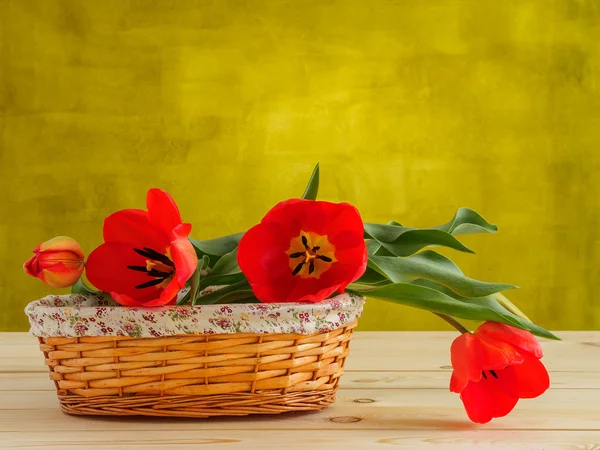 Red tulips in wicker basket. — Stock Photo, Image