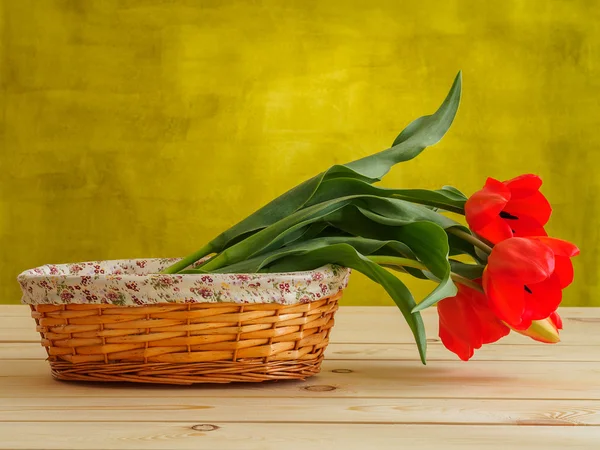 Red tulips in wicker basket. — Stock Photo, Image