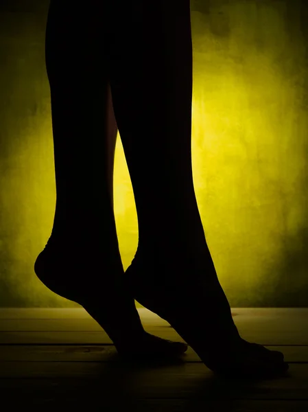 Belle gambe di giovane donna — Foto Stock