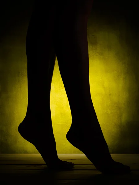 Schöne Beine der jungen Frau — Stockfoto