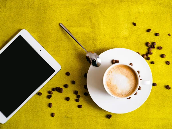 Yeşil zemin üzerine tablet ile kahve — Stok fotoğraf