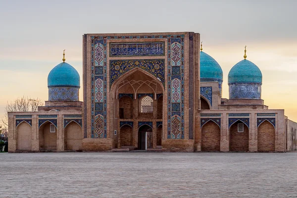 ? 错综复杂 Khast 分叉图在塔什干，乌兹别克斯坦 — 图库照片