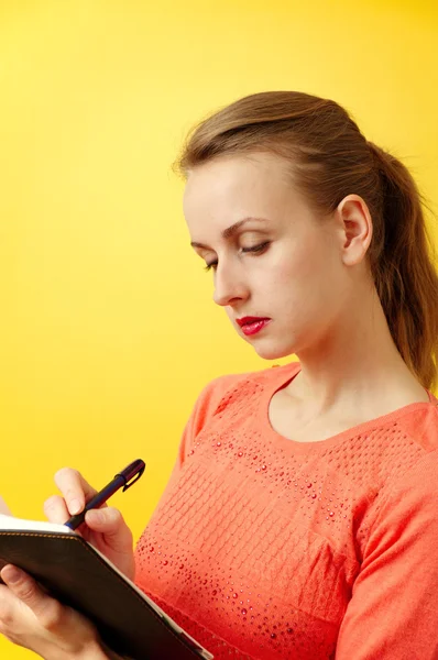 Mujer tomando notas en su cuaderno —  Fotos de Stock