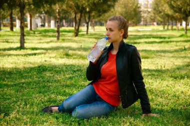 Plastik şişe su ile güzel kadın