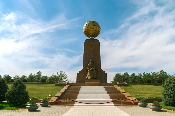 Monumento a la Independencia en Taskent, Uzbekistán — Foto de Stock