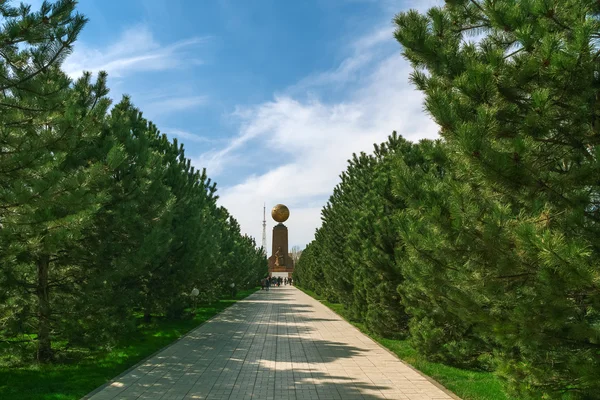 Monument van onafhankelijkheid in Tasjkent, Oezbekistan — Stockfoto